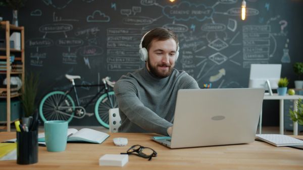 Graphiste Nîmes et IA : ce que l'intelligence artificielle change vraiment